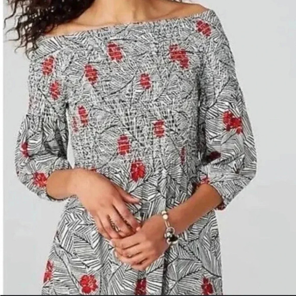 J.Jill Black & White Blouse Top Red Flowers Shirred Upper Flowy size small - Picture 8 of 8